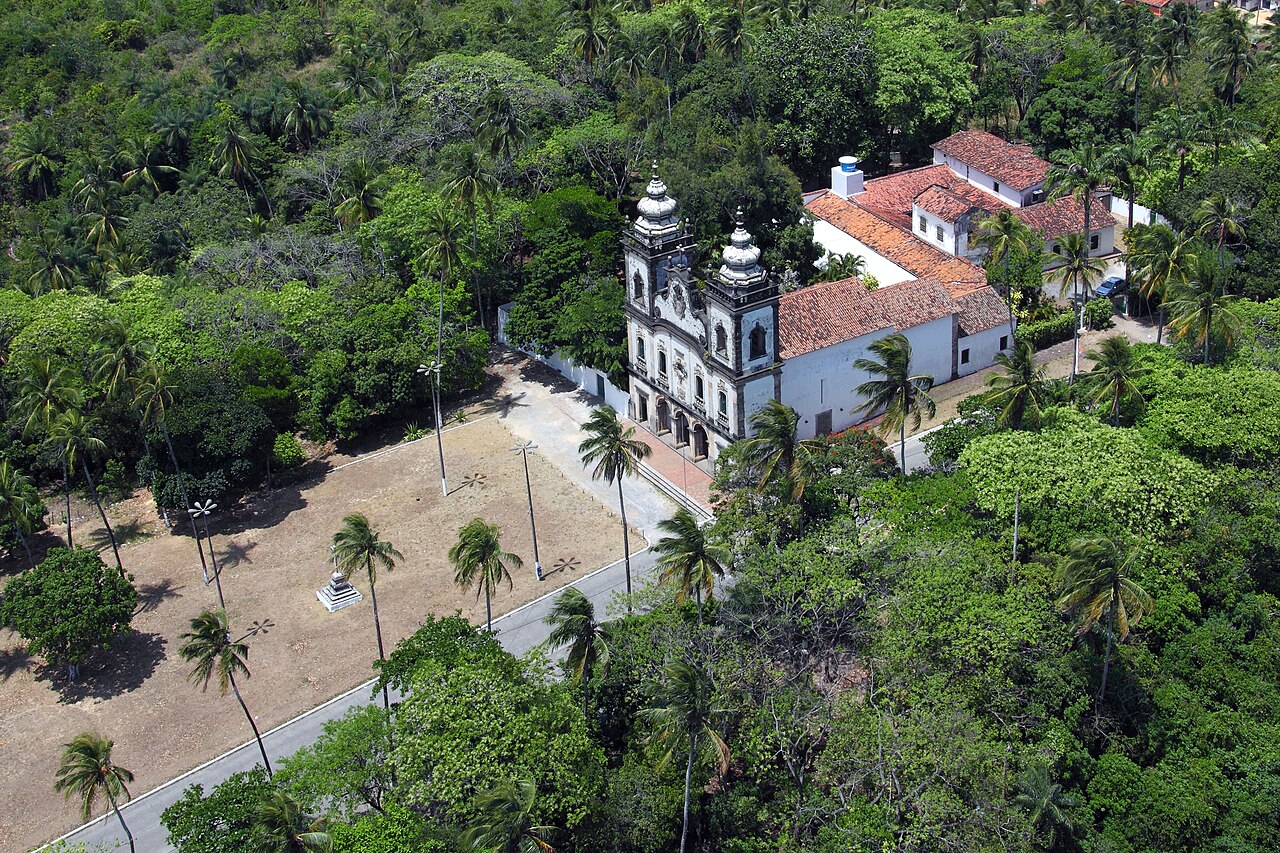 Vista aérea da Igreja de Nossa Senhora dos Prazeres, no Parque Histórico Nacional dos Guararapes, em Jaboatão dos Guararapes, Pernambuco, cercada por coqueiros e mata